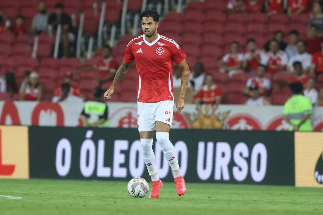 Kaique Rocha, defesa do Internacional, é alvo do Casa Pia, mas preço dificulta transferência