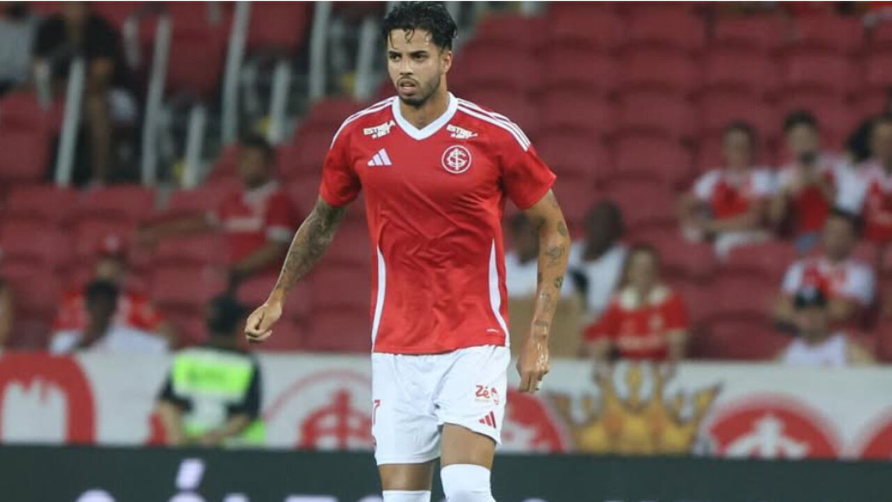 Kaique Rocha, jogador do Internacional, é alvo do Casa Pia, mas preço dificulta transferência