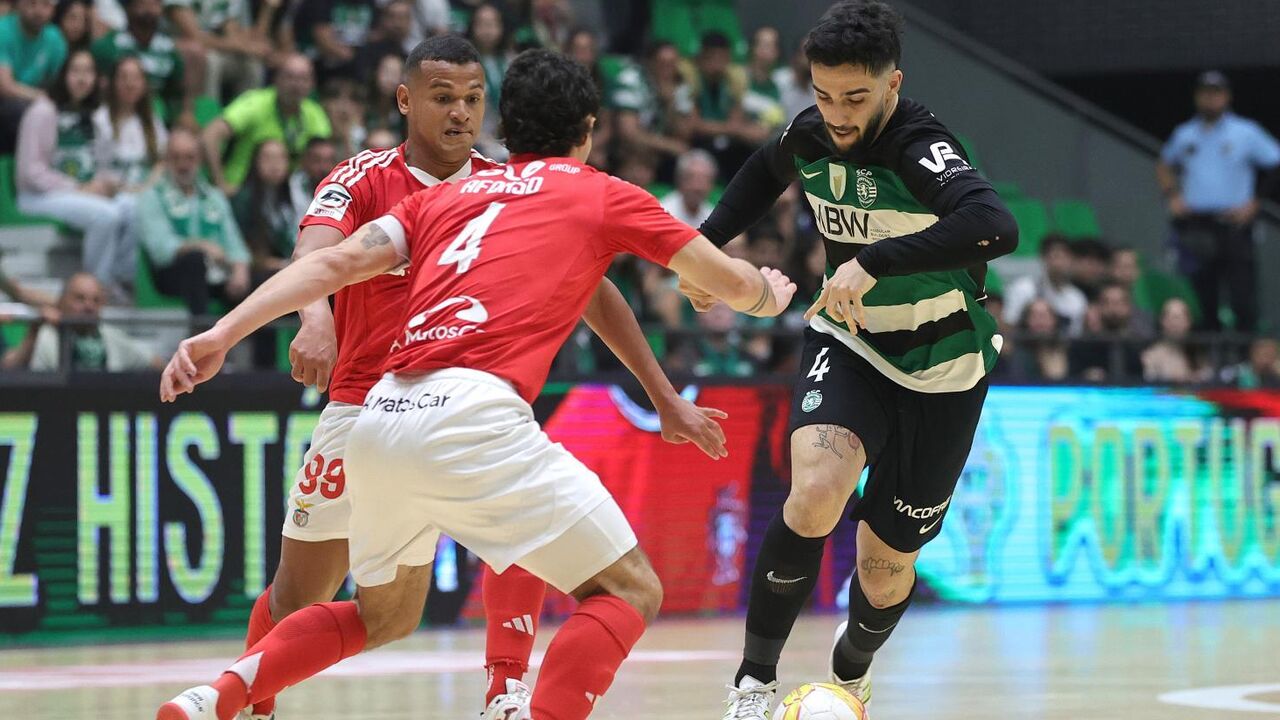 Tomás Paçó joga futsal contra o Benfica