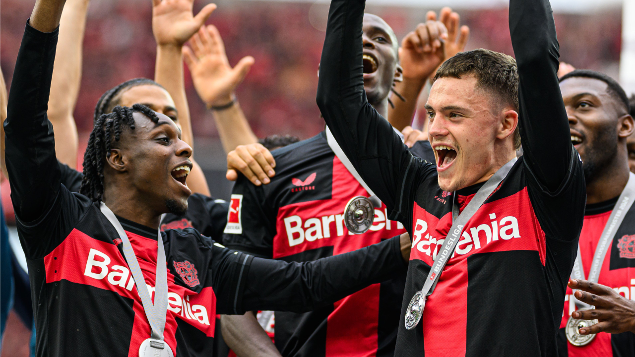 Jogadores do Leverkusen festejam possível transferência de Wirtz para o Liverpool.
