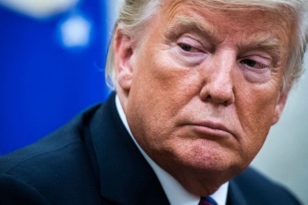 Donald Trump surge com semblante carregado