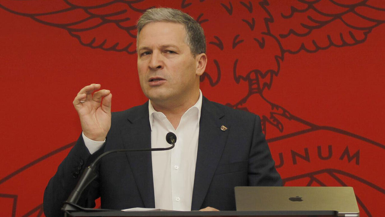 Orador discursa perante uma audiência