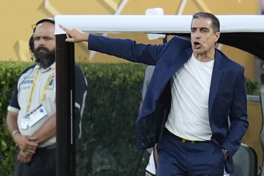 Renato Paiva gesticula durante jogo