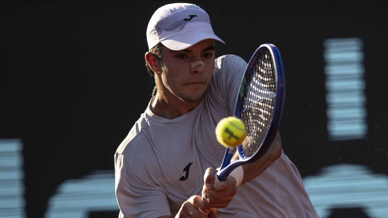 Atleta compete em partida de ténis