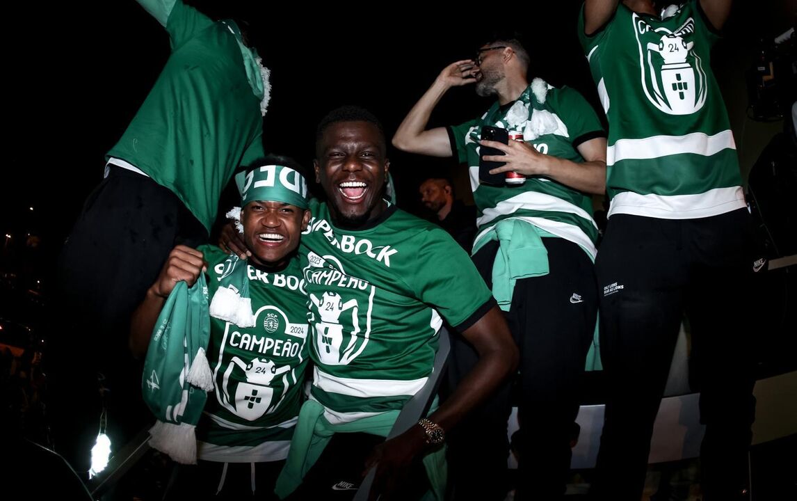 Diomande e Geny celebrando título do Sporting, após resistir a propostas de clubes