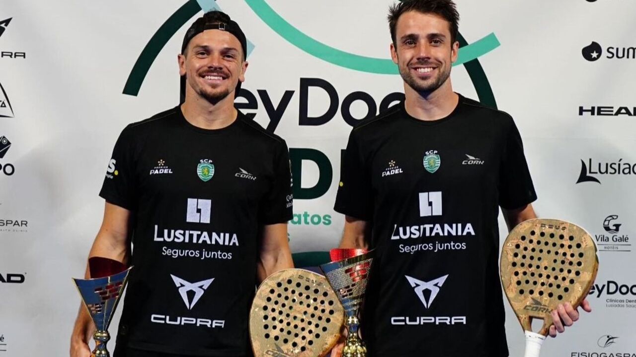Jogadores de Padel celebram vitória com troféu e equipamento Lusitânia