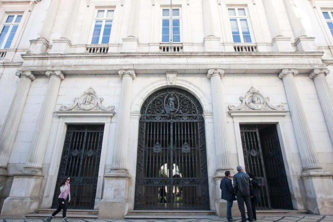Homem insulta juízes em tribunal e enfrenta acusações