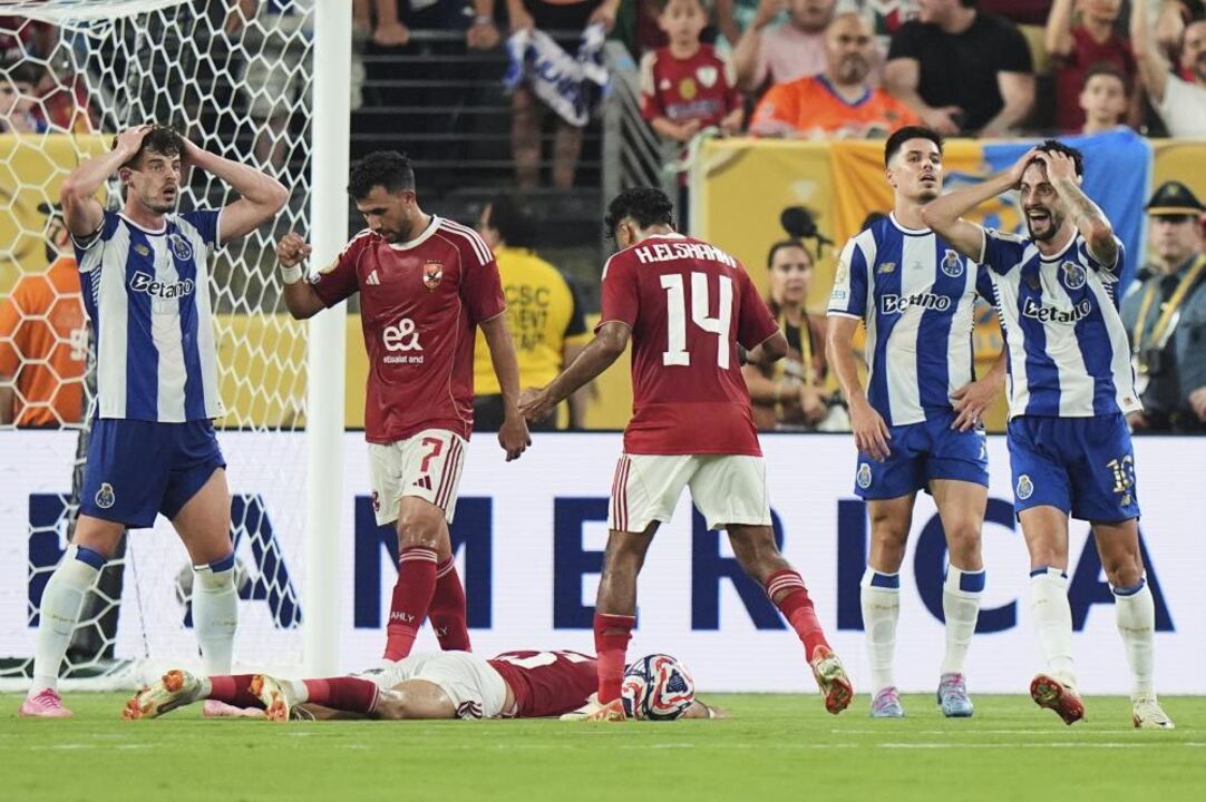 FC Porto e Al Ahly disputam partida com momentos de tensão e desespero em campo