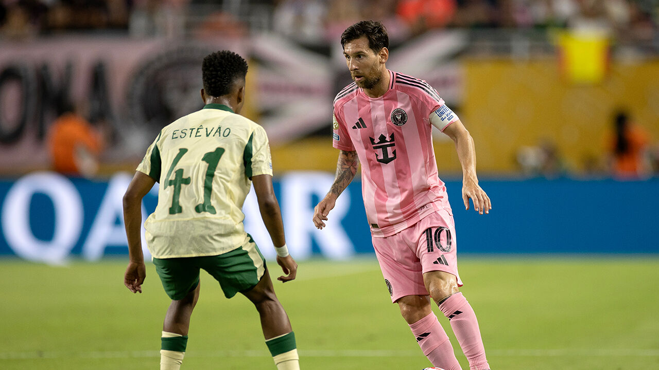 Messi troca camisolas com Estêvão, jovem jogador do Palmeiras