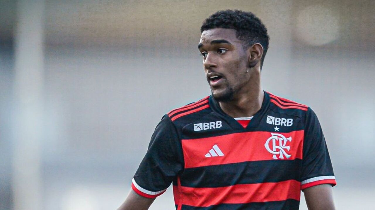 Felipe Lima, reforço do Alverca, exibe equipamento do Flamengo