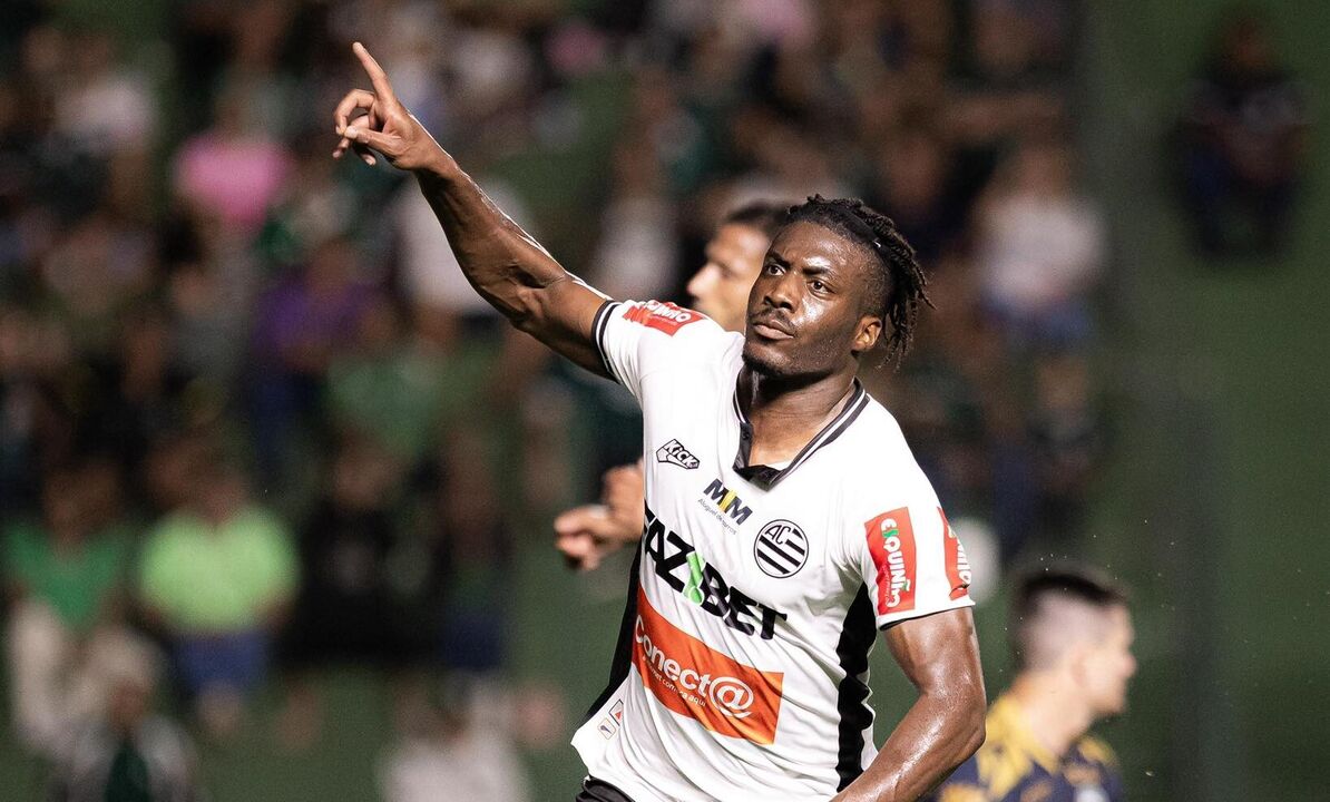 Rui Duarte e Ronaldo Tavares celebram vitória do Athletic sobre Goiás.
