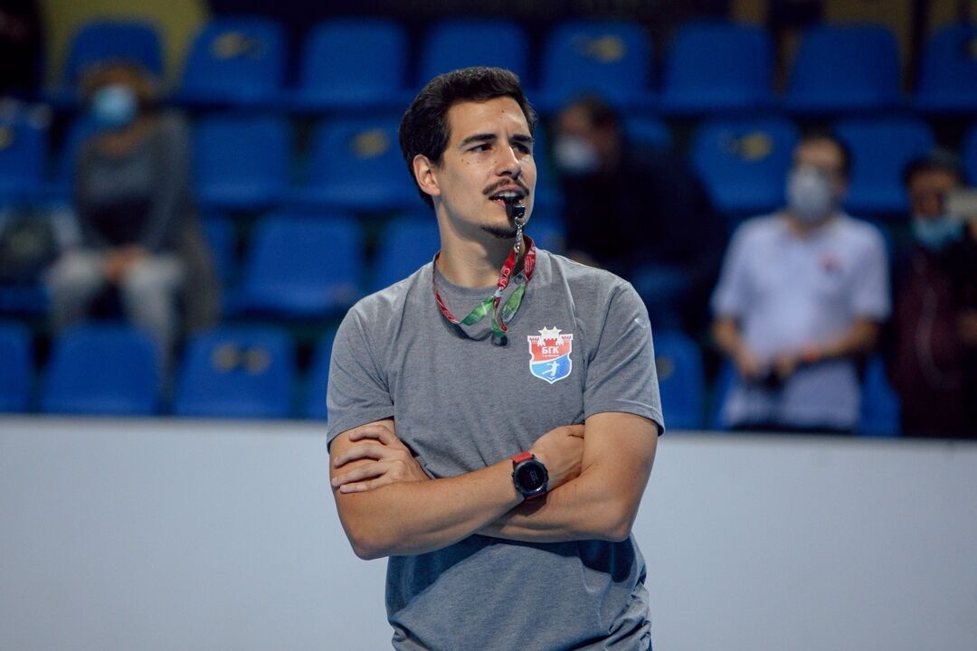 Nuno Farelo, treinador português, compete na Roménia contra Paulo Pereira