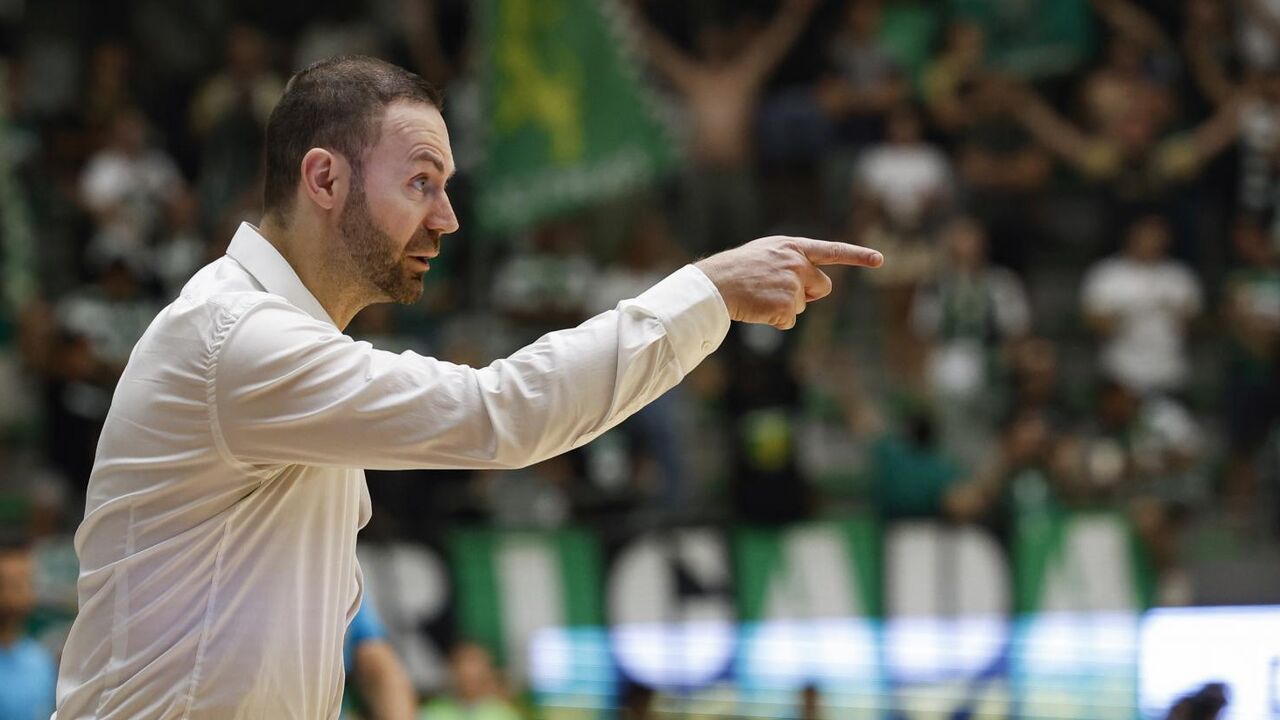 Treinador gesticula durante jogo de basquetebol
