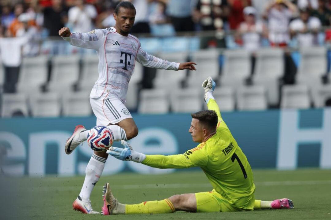 Trubin decisivo na vitória do Benfica sobre o Bayern, com defesas cruciais.

