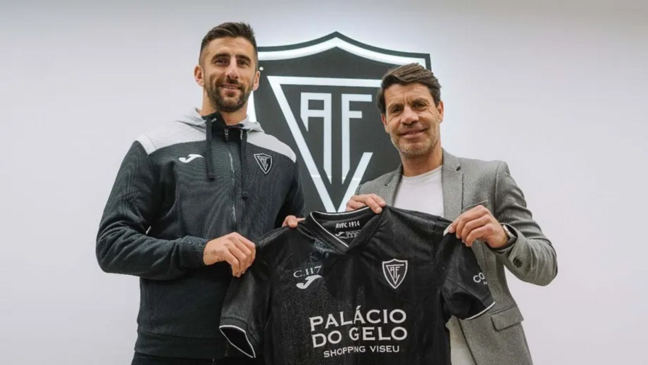 Luís Silva renova contrato com o Ac. Viseu até 2026, mantendo-se como um dos jogadores mais experientes