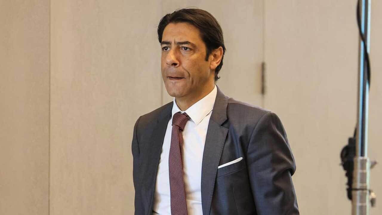 Rui Costa surge num evento, com fato e gravata