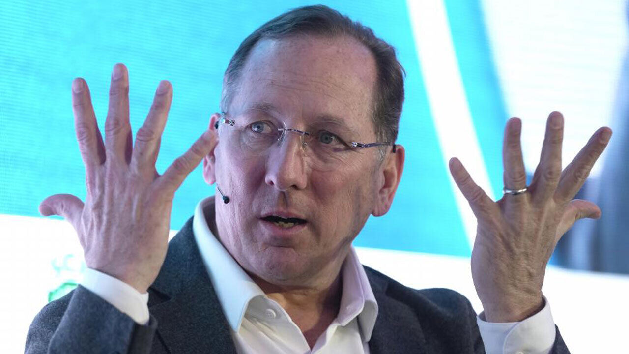 Homem gesticula durante evento sobre Lyon e Ligue 2