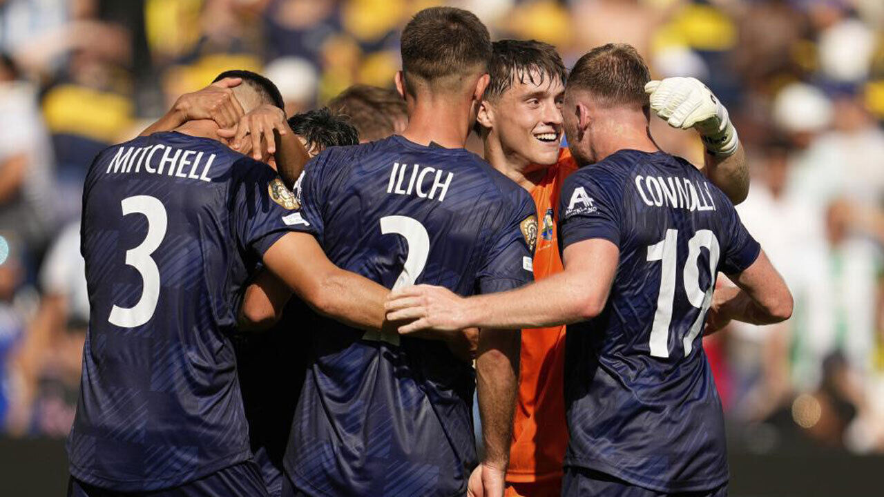 Futebolistas do Auckland City festejam empate contra o Boca Juniors