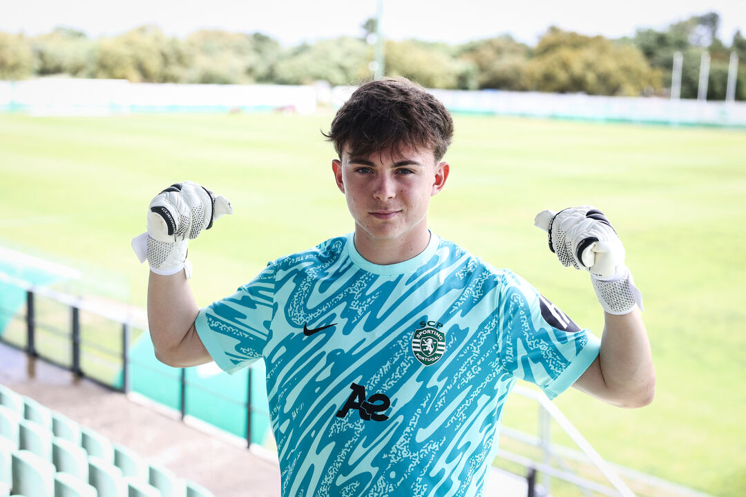 Alexandre Tverdohlebov, nova aposta do Sporting, assina contrato profissional
