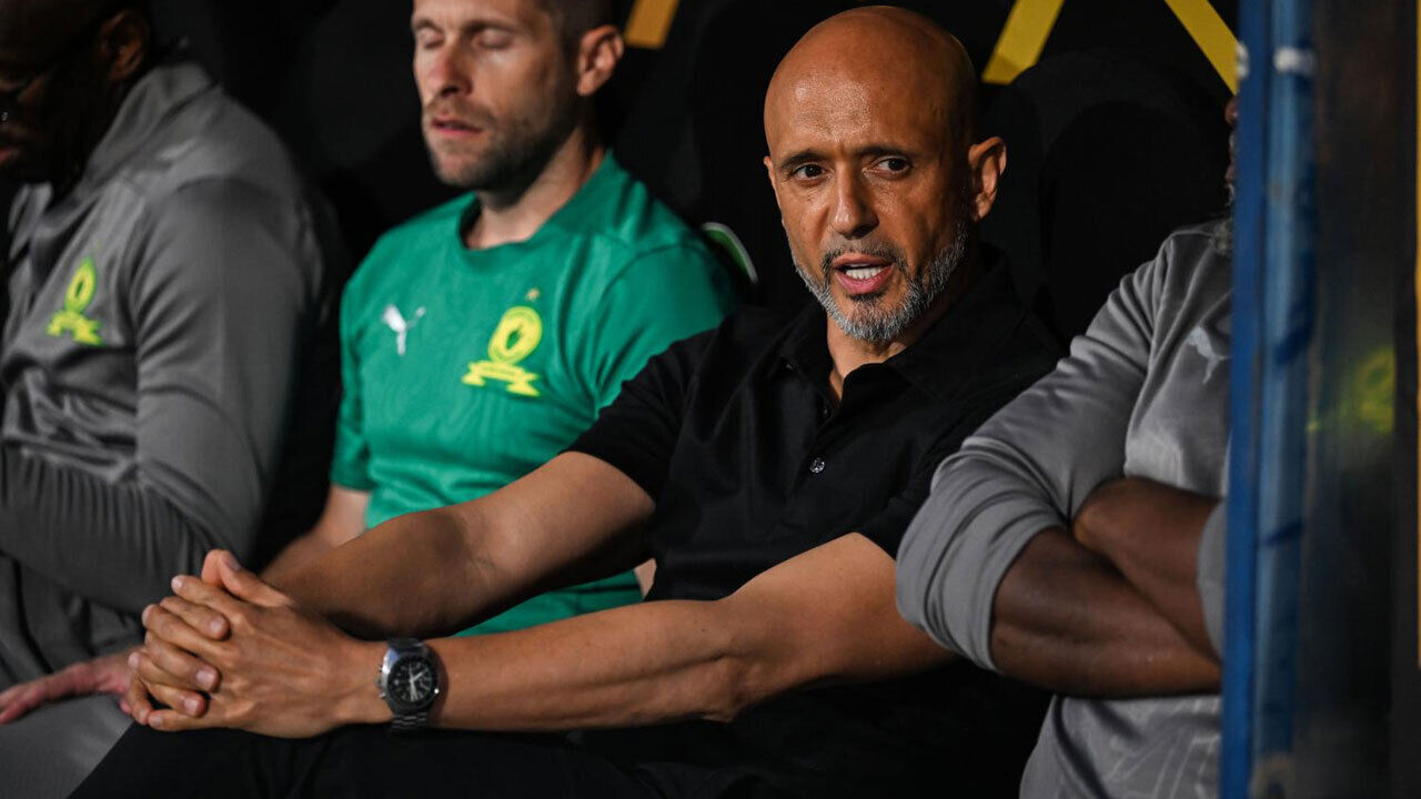Treinador do Mamelodi Sundowns acompanha jogo contra o Fluminense