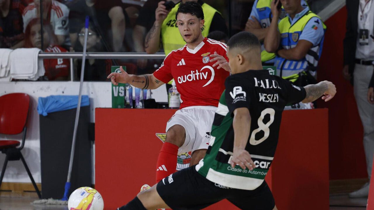 Dérbi Benfica-Sporting: jogadores em ação no jogo 4 do playoff da Liga Placard