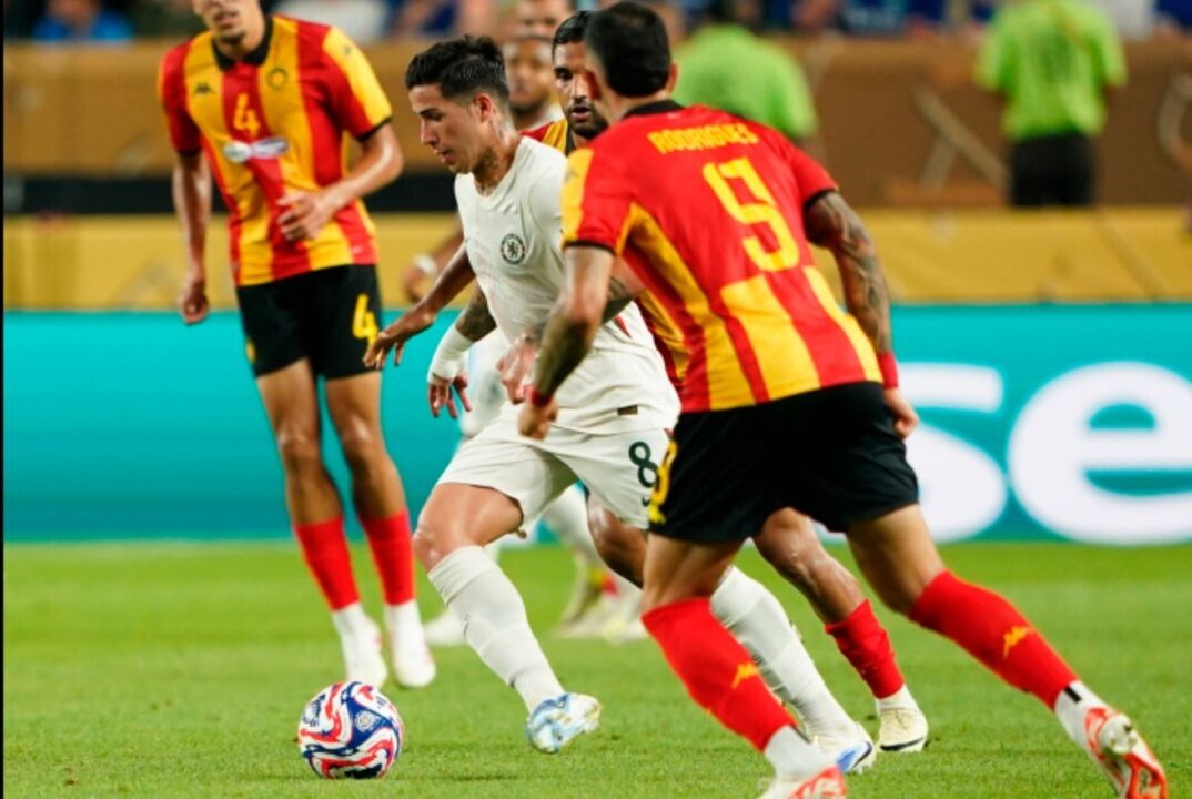 Enzo Fernández destaca-se no jogo Espérance-Chelsea, contribuindo para a vitória por 3-0