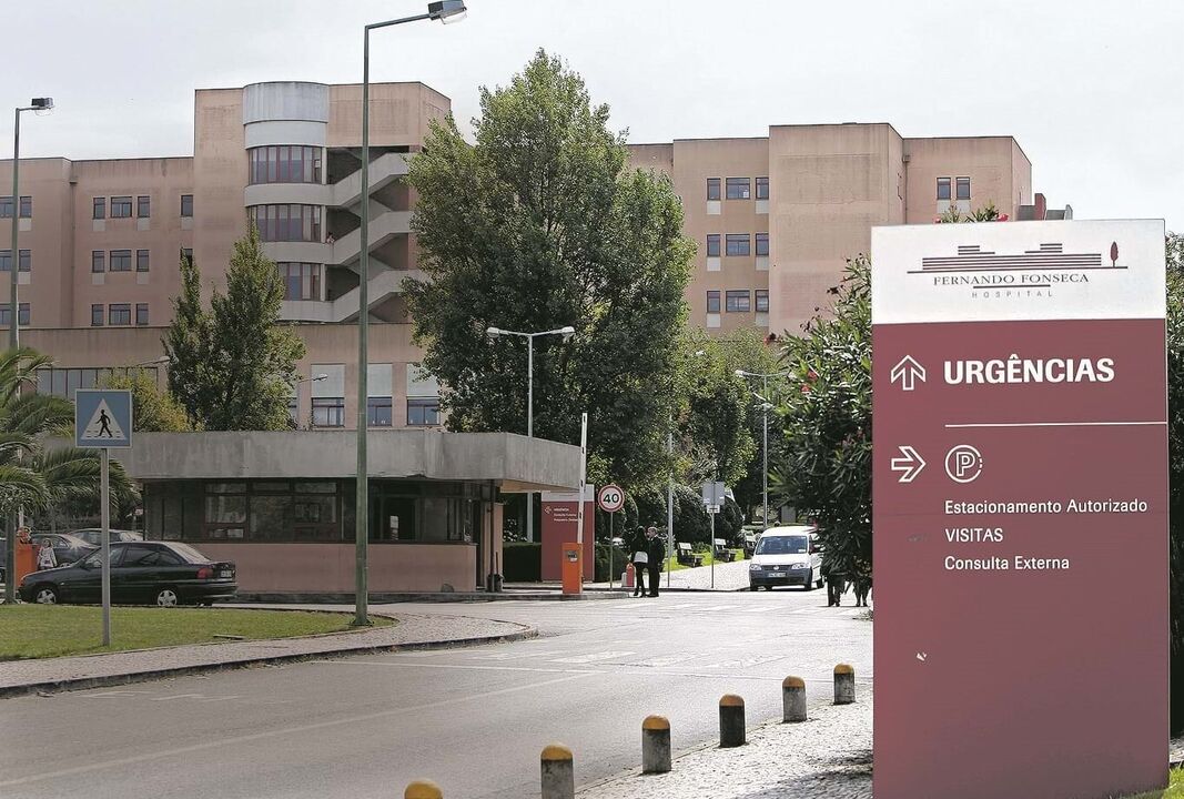 Hospital Fernando Fonseca indica acesso às urgências e estacionamento
