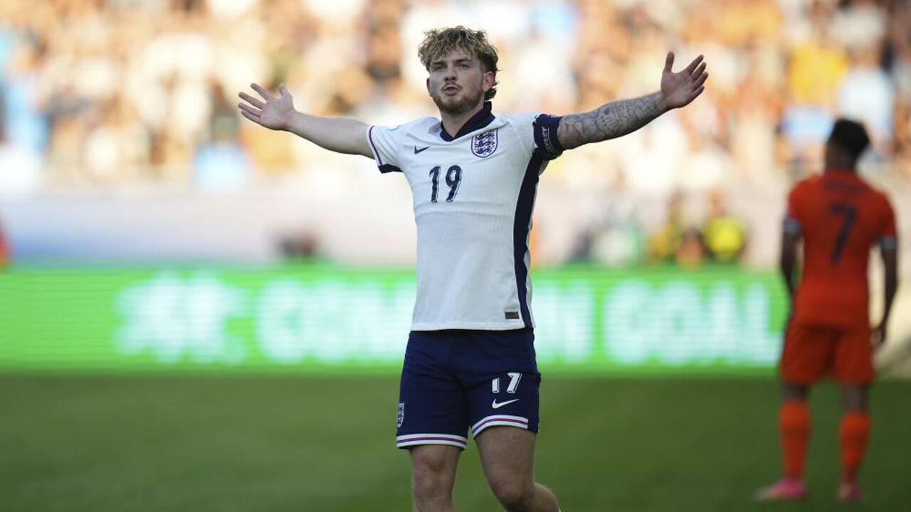 Harvey Elliott festeja apuramento da Inglaterra para a final do Europeu de sub-21 em Bratislava