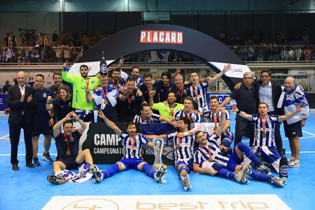 Festa do FC Porto, campeão de hóquei em patins, com troféu e garrafas de Super Bock