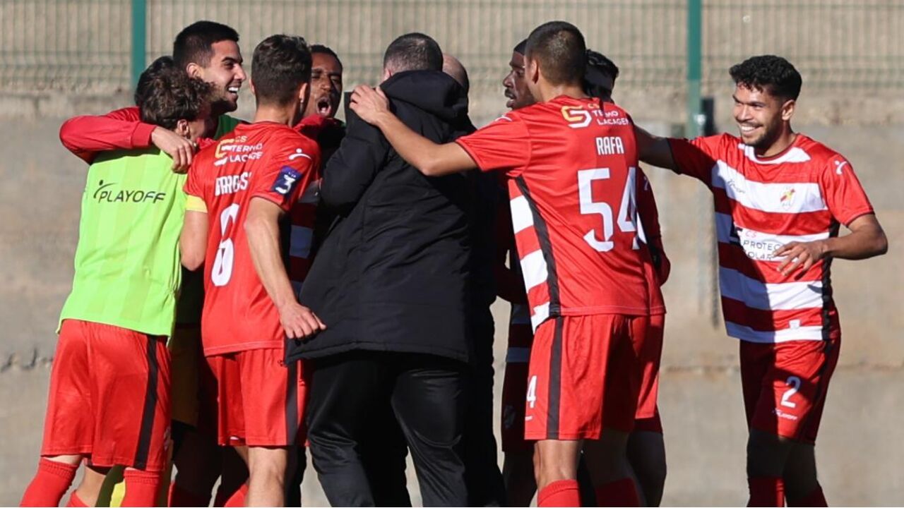 Jogadores do São João de Ver celebram apesar de salários em atraso