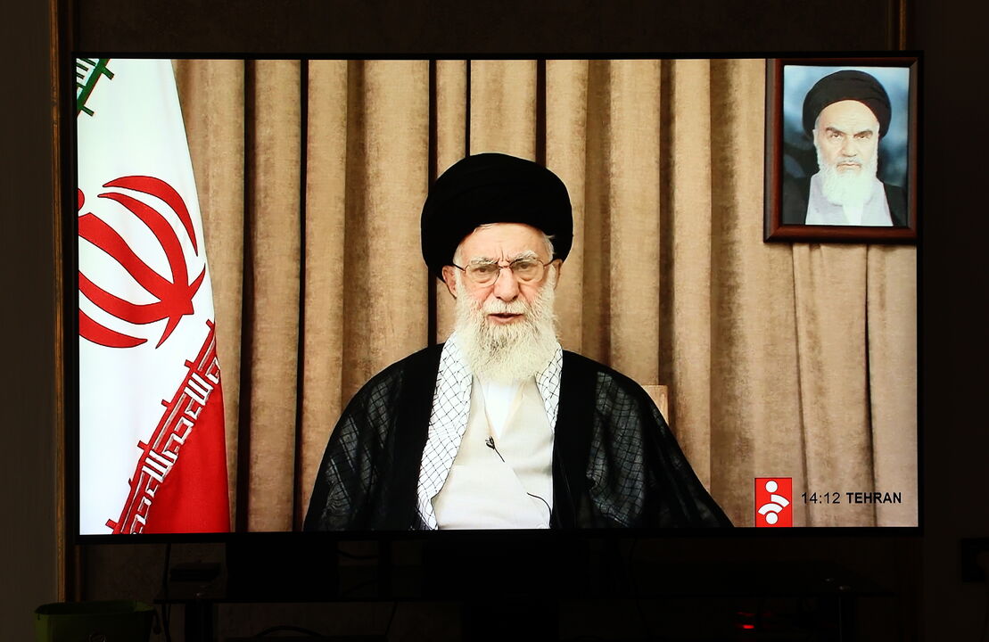Imagem de Ali Khamenei, líder supremo do Irão, transmitida em direto de Teerão
