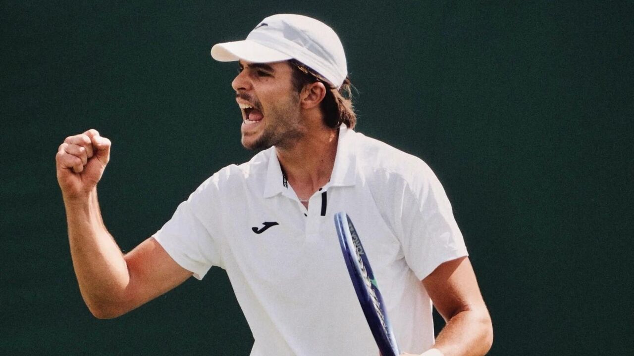 Tenista celebra ponto importante durante jogo