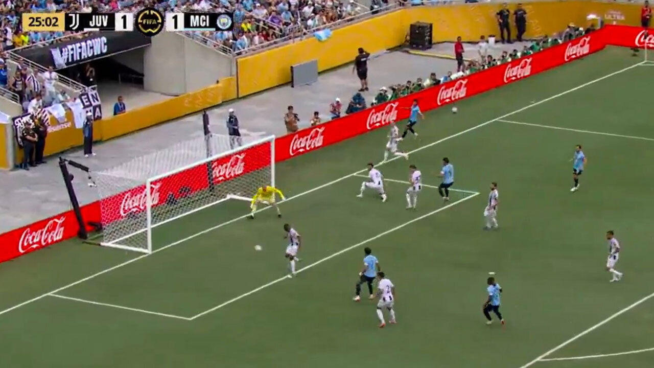 Jogo de futebol entre Juventus e Manchester City termina empatado 1-1.
