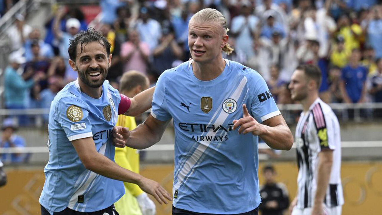 Haaland celebra com Bernardo Silva no jogo Juventus-Manchester City