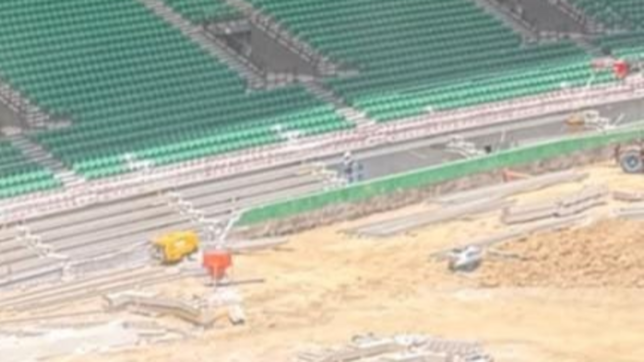 Estádio de Alvalade com novas cadeiras junto ao relvado