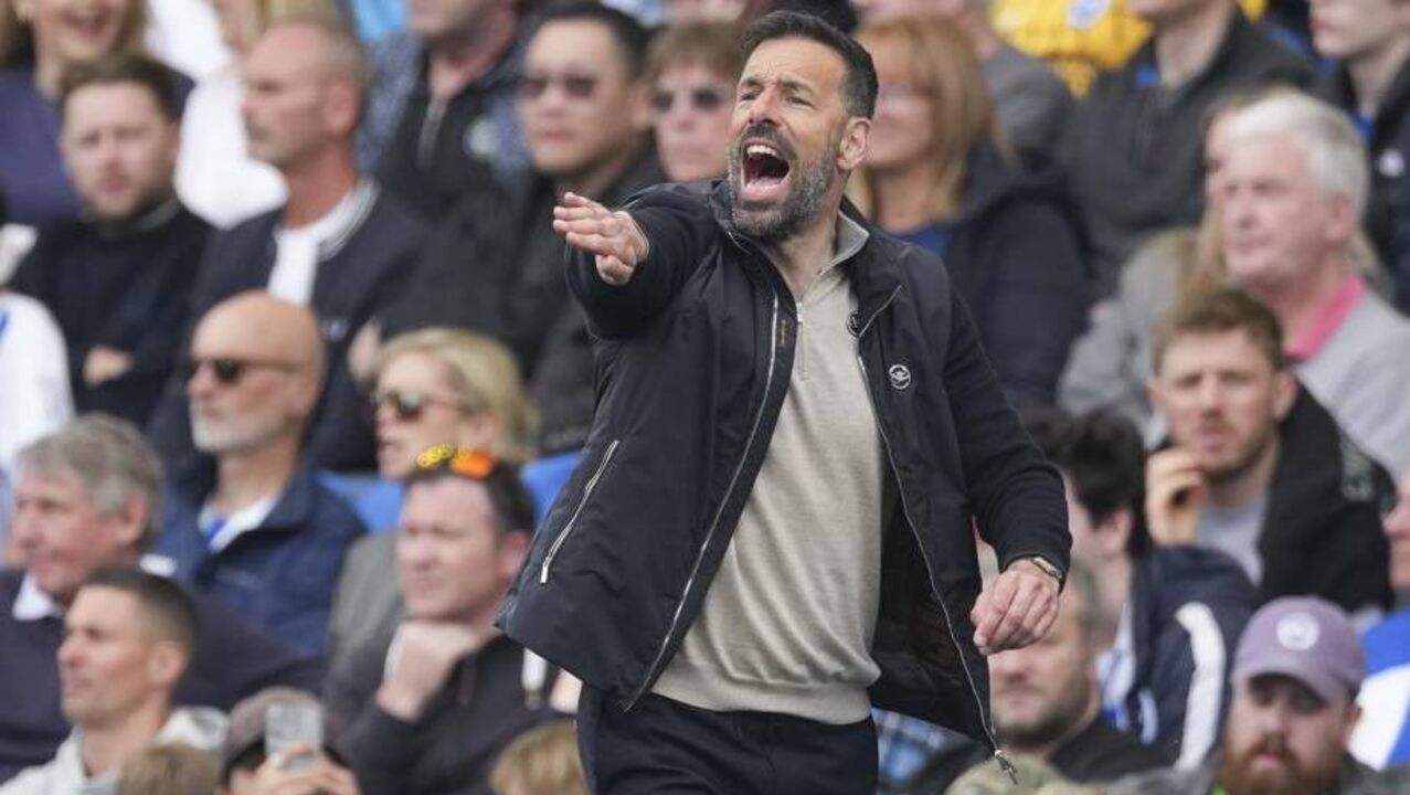 Ruud van Nistelrooy deixa o Leicester após despromoção ao Championship