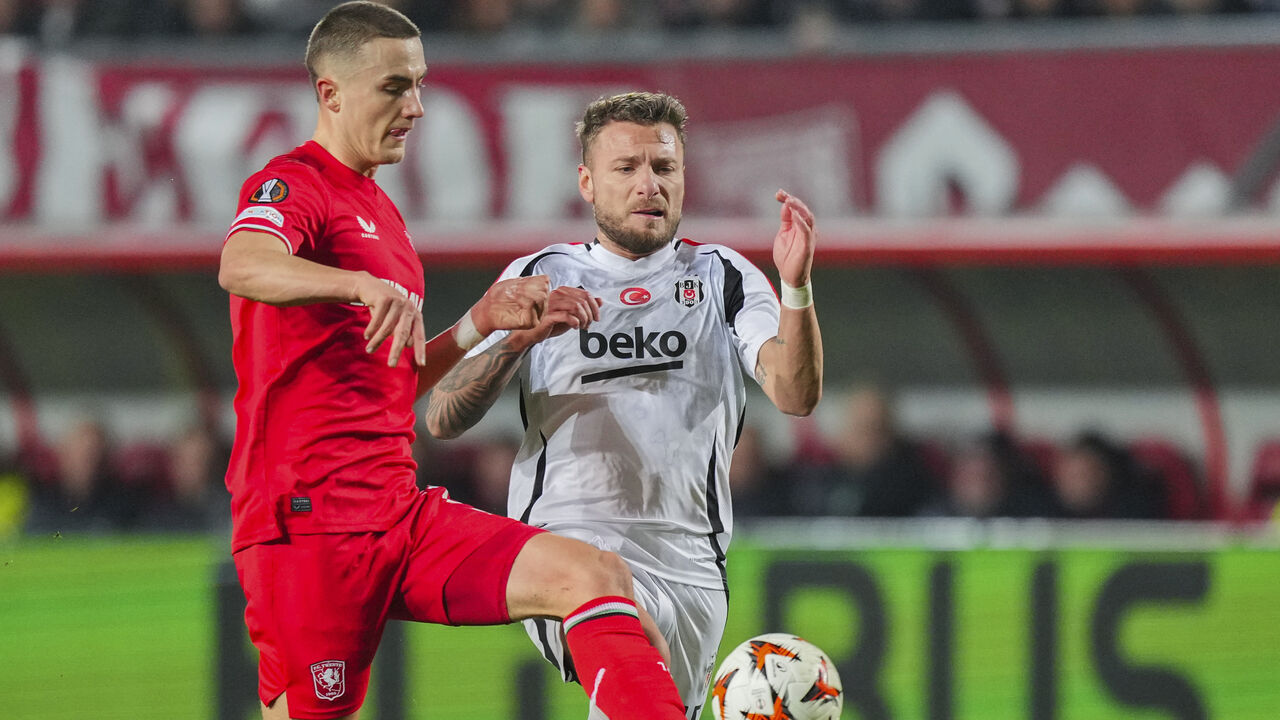 Gustaf Lagerbielke, defesa do Twente (à esquerda, na foto), apontado ao Sp. Braga