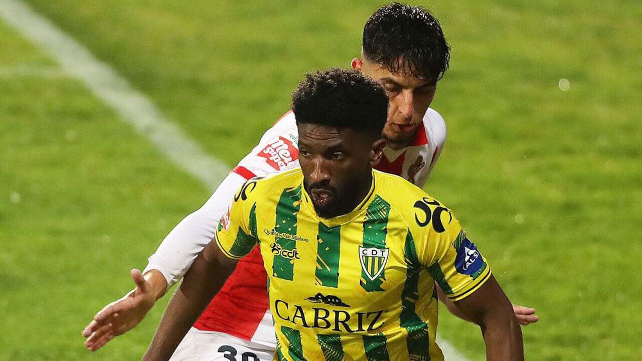 Hélder Tavares renova contrato com o Tondela até 2026