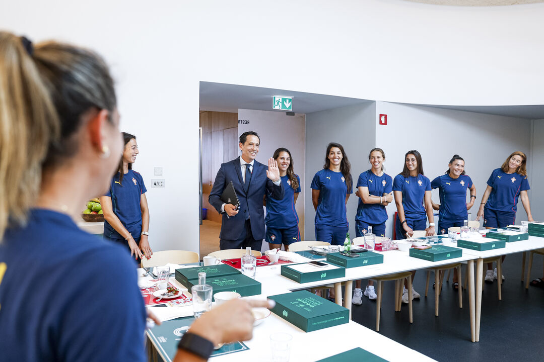 Pedro Proença apoia a Seleção feminina antes do Europeu na Suíça