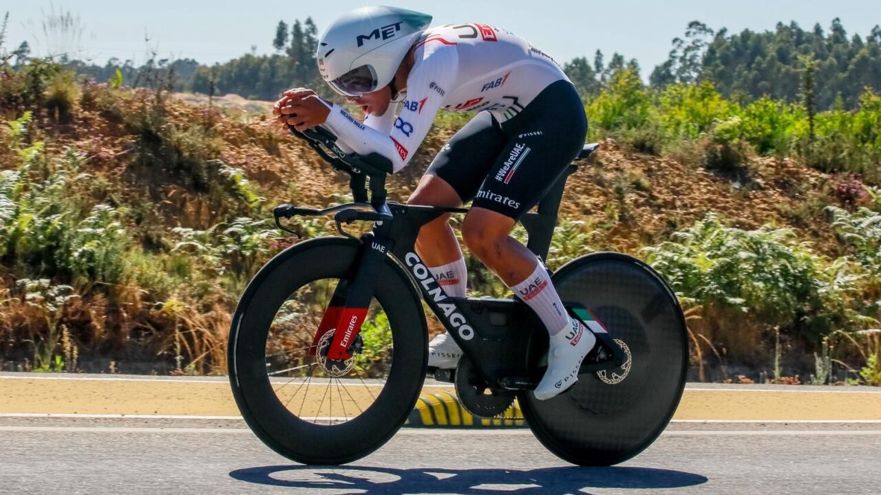 Ciclista compete numa prova de contrarrelógio