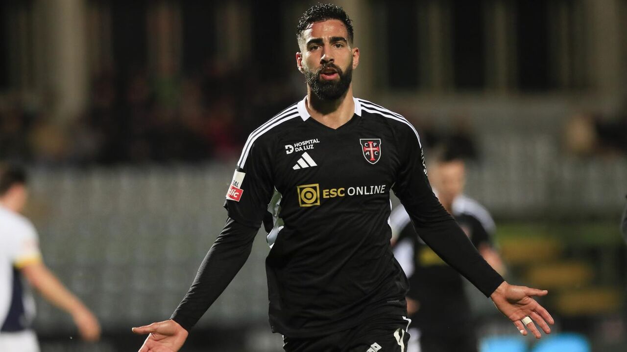 João Goulart durante um jogo de futebol