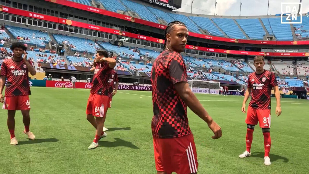 Jogadores do Benfica aquecem no relvado do estádio