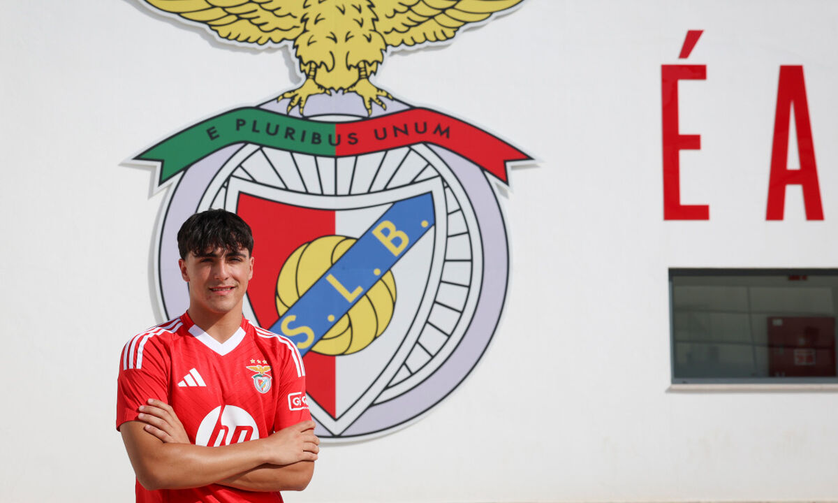 Bernardo Nunes assina contrato profissional com o Sport Lisboa e Benfica
