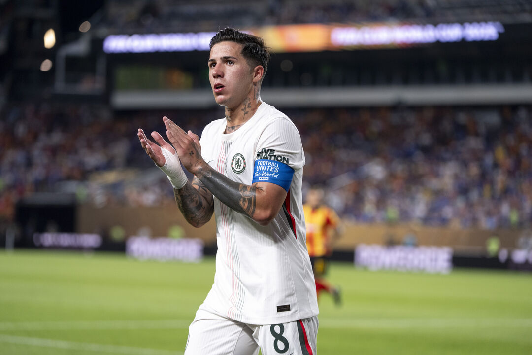 Enzo Fernández aplaude durante um jogo de futebol