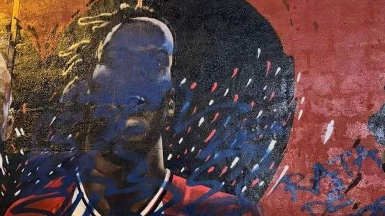 Pintura de Michael Jordan num muro vermelho e preto
