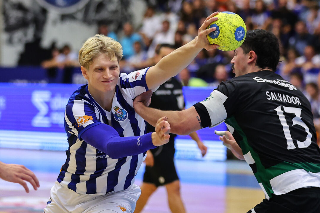 Jakob Mikkelsen joga andebol pelo FC Porto