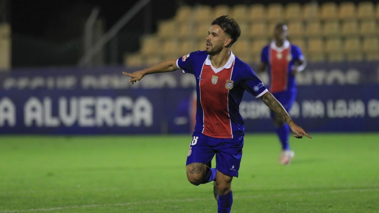 Diogo Martins renova contrato com o Alverca até 2026