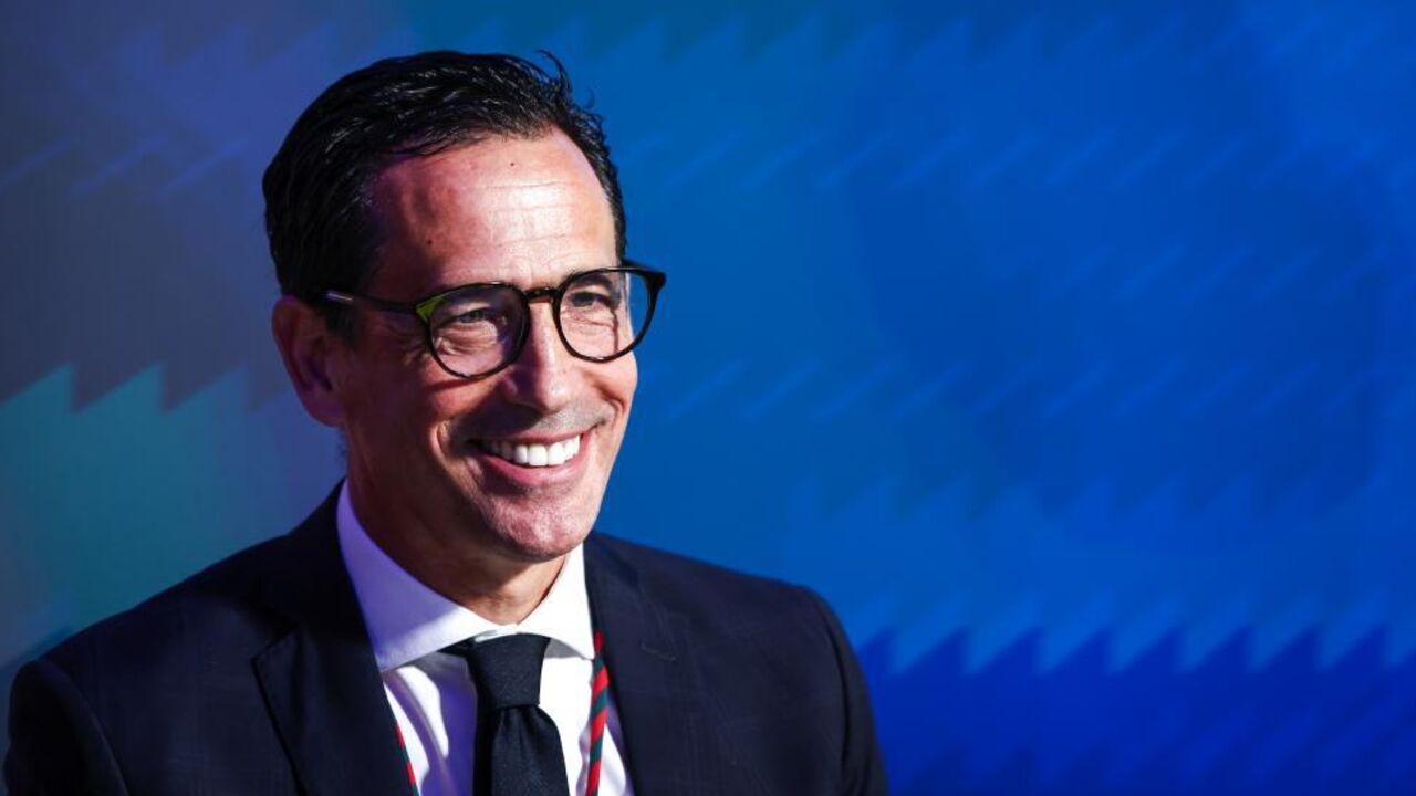 Unai Emery sorri com um fato e gravata num evento