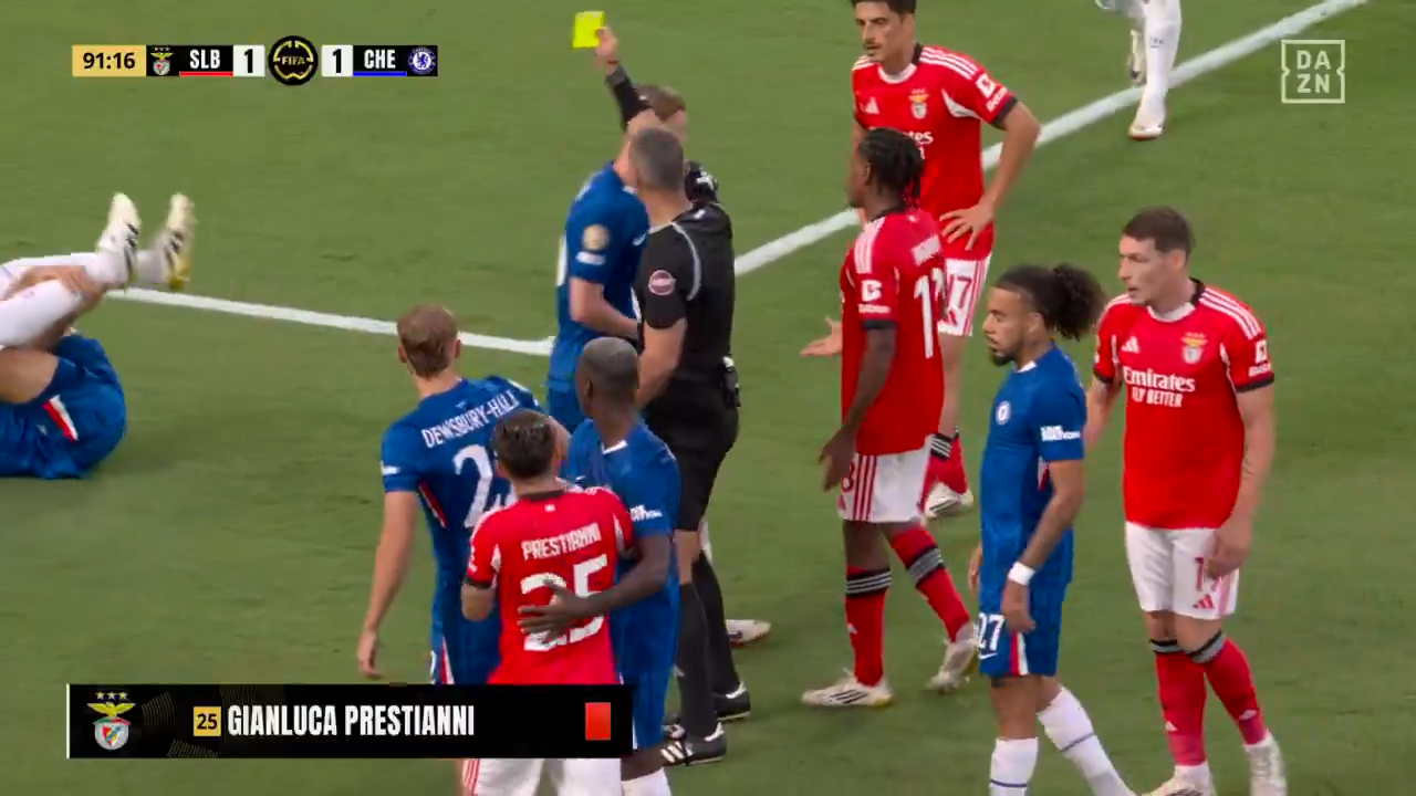 Prestianni, do Benfica, é expulso após lance no jogo contra o Chelsea