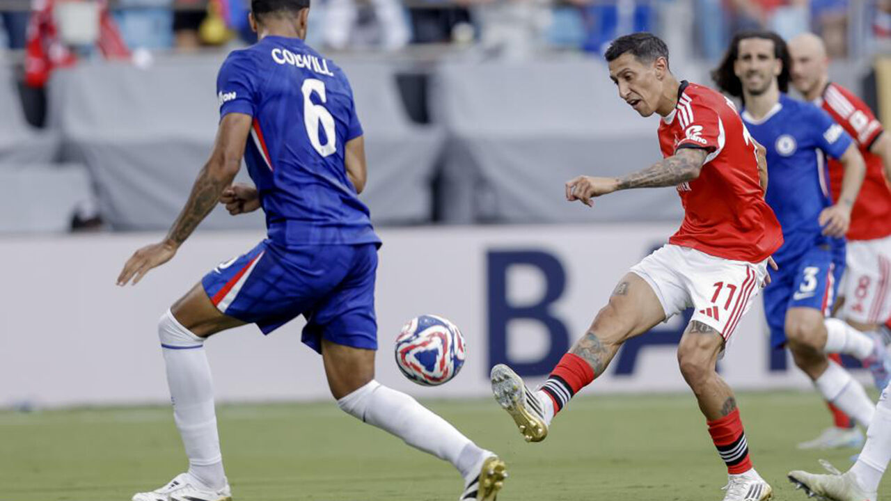 Di María domina a bola no jogo entre o Benfica e o Chelsea